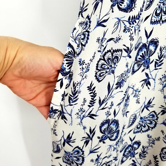 Sleeveless V-Neck Flowy Maxi Dress - Beachy, Cottagecore Blue/White Pattern - Picture 2 of 8